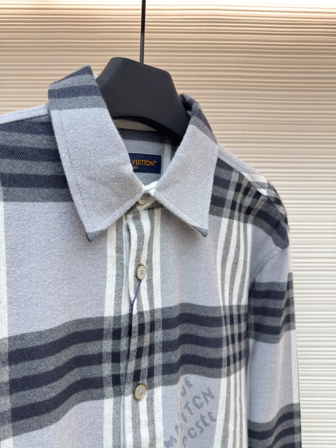 LOUIS VUITTON flannel jacquard letter shirt ●Authentic product: purchased and developed at 10700 ●Item number: 1680667-B70 ●Fabric: flannel fabric ●Technology: jacquard production ●Version: fitted version ●Weight: about 335 grams ●Size: XS-S-M-L ●Description: Made of 100% cotton flannel jacquard fabric, the Y-plate fabric was disassembled to analyze the warp and weft density of the tissue yarns at several points. 32s double-ply ring-spun light floral gray yarn was used as the warp yarn. The upper shaft of the warp yarn was pulled to customize an exclusive pan head. The piece of cloth was positioned and woven with jacquard letters using dark floral gray yarn. A high-speed rapier jacquard machine was used to weave the gray fabric. After washing and shaping the fabric in a vat, flannel is picked up from the fabric surface. Positioning letters are used on the front and back panels, and original patterns are used on the left and right front panels. It is different from the ordinary rapier woven plaid fabrics in the market. The letters are printed in a low version, and the bronze material is hand-sewn in a mold. The buttons are inlaid with natural shells and white butterfly engraved buttons on the inside. The overall wiring is straight and delicate, the fabric is comfortable and soft, and the color is consistent without color difference. It can be matched with the same style to create a fashionable look and control various occasions. Customized accessories, complete with three standards, same style for men and women!